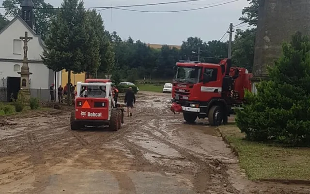 Páteční bouřka zaplavovala domy a sklepy. V Kokorách také poničila chmelnice za 20 milionů
