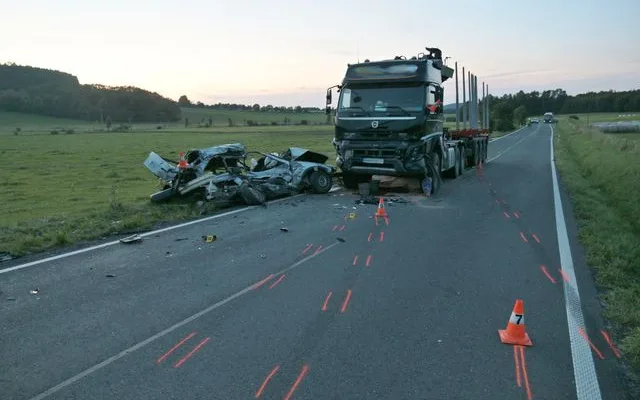 Řidič BMW na místě zemřel po srážce s nákladním vozidlem. V rychlosti nezvládl projet zatáčku