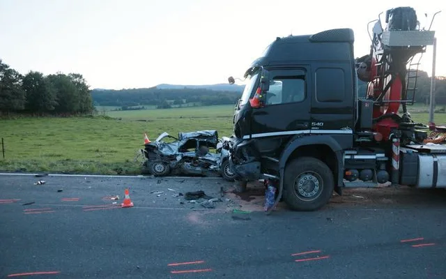 Řidič BMW na místě zemřel po srážce s nákladním vozidlem. V rychlosti nezvládl projet zatáčku