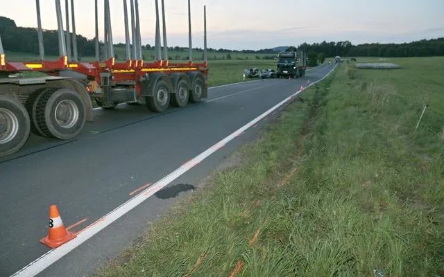 Řidič BMW na místě zemřel po srážce s nákladním vozidlem. V rychlosti nezvládl projet zatáčku