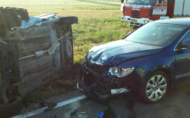 V pátek ráno nehoda zablokovala silnici u Samotíšek. Jednoho z řidičů museli hasiči vyprošťovat