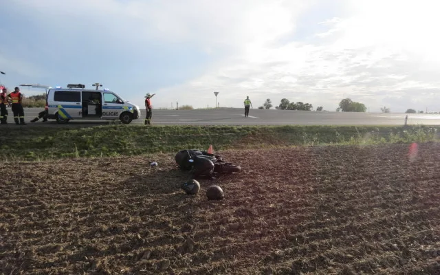 FOTO: Žena havarovala na motorce se spolujezdcem. Oba skončili v nemocnici