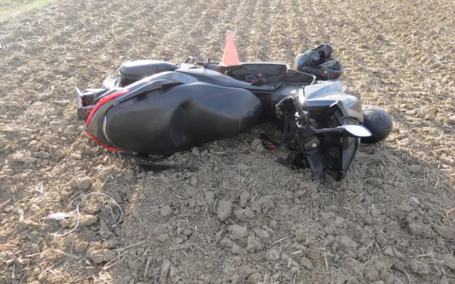 FOTO: Žena havarovala na motorce se spolujezdcem. Oba skončili v nemocnici