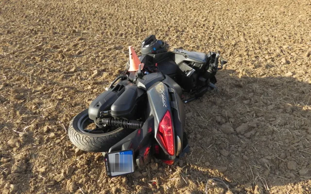 FOTO: Žena havarovala na motorce se spolujezdcem. Oba skončili v nemocnici