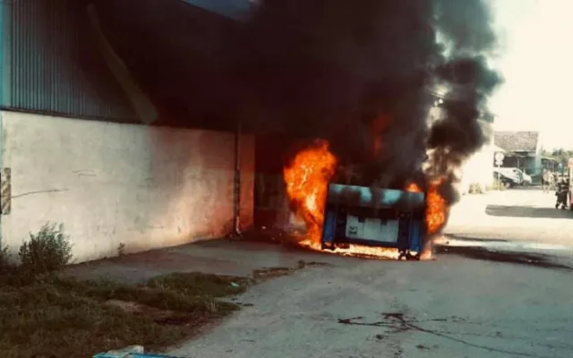 V družstvu v Nákle dopoledne shořel kamion. Škoda se vyšplhala na téměř milion korun
