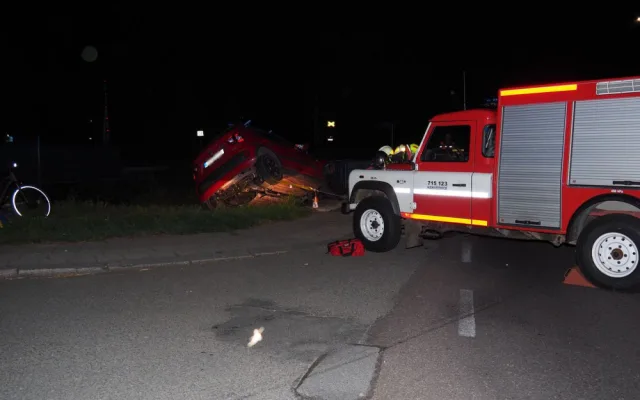 FOTO: Dvě havárie během dne kvůli únavě. Jedna řidička byla lehce zraněna