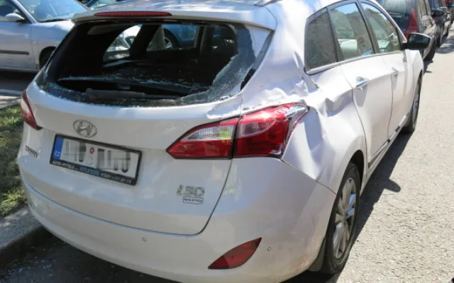 FOTO: 3,5 promile? Opilá žena způsobila nehodu čtyř aut, pak se převrátila na bok