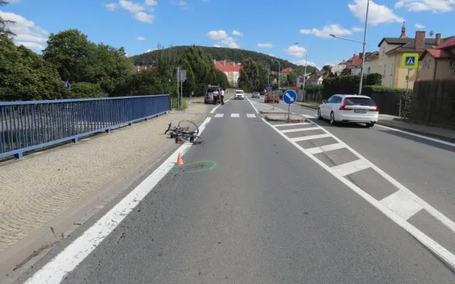 Řidič bílé dodávky srazil při předjíždění cyklistku na elektrokole a z místa nehody ujel. Pátrá po něm policie