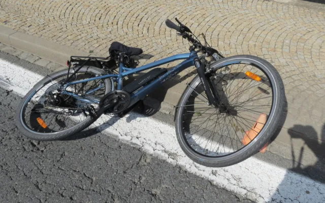 Řidič bílé dodávky srazil při předjíždění cyklistku na elektrokole a z místa nehody ujel. Pátrá po něm policie