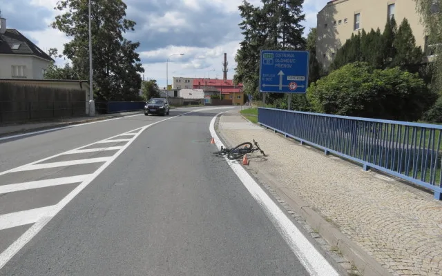 Řidič bílé dodávky srazil při předjíždění cyklistku na elektrokole a z místa nehody ujel. Pátrá po něm policie
