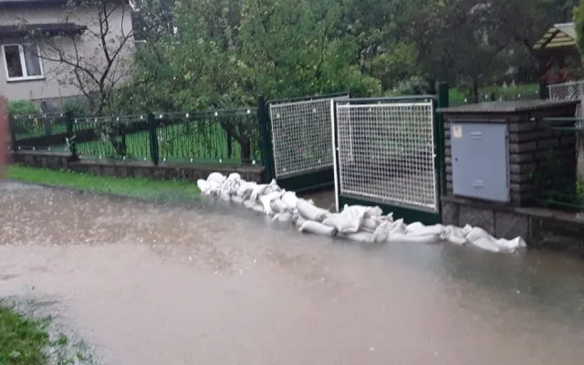 Hladiny řek se v úterý večer zvedly. Hasiči zasahovali na nejkritičtějších místech