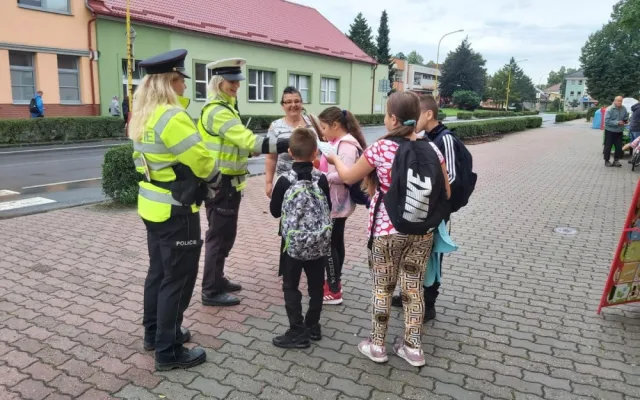 Policie rozjela po celém kraji akci Zebra se za tebe nerozhlédne. Zaměřena je na nezletilé