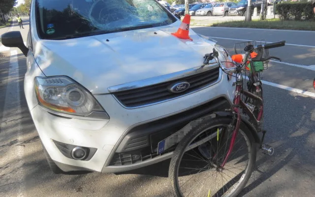 Opilý řidič srazil na přechodu pro chodce třiaosmdesátiletého cyklistu. Ten utrpěl vážná zranění