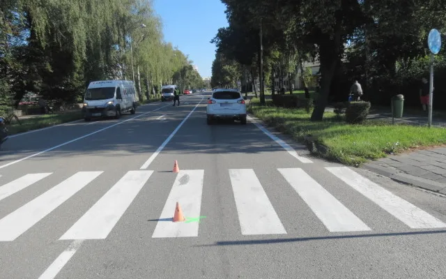 Opilý řidič srazil na přechodu pro chodce třiaosmdesátiletého cyklistu. Ten utrpěl vážná zranění