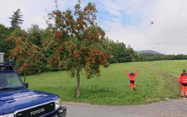 FOTO: Chlapec spadl ze skály na školním výletu a těžce se zranil.