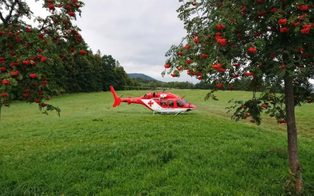 FOTO: Chlapec spadl ze skály na školním výletu a těžce se zranil.