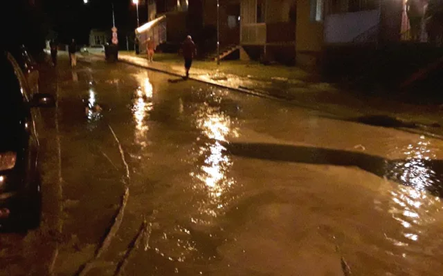 FOTO: Spadené stromy, nehody i bahno v domech. Olomoucký kraj zasáhly silné bouřky