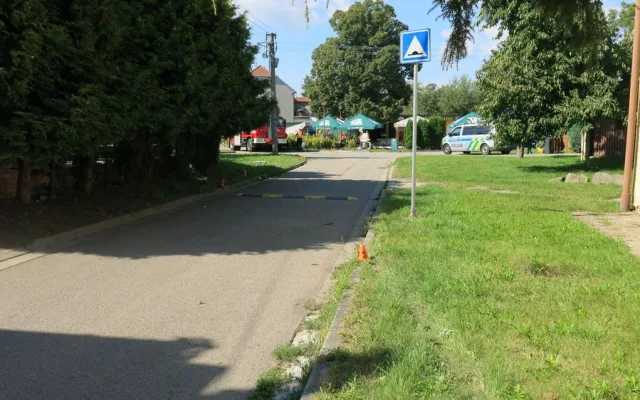 FOTO: Opilý řidič se zákazem řízení vjel do venkovního posezení