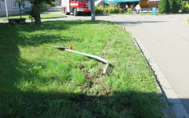 FOTO: Opilý řidič se zákazem řízení vjel do venkovního posezení