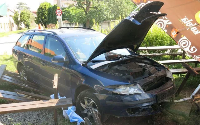 FOTO: Opilý řidič se zákazem řízení vjel do venkovního posezení