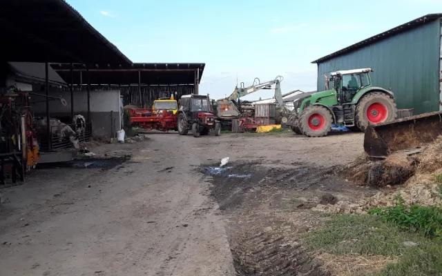 Hasiči v pátek odpoledne zachránili muže, kterého vtáhl zemědělský stroj. Na místě zasahoval také vrtulník
