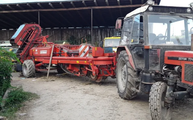 Hasiči v pátek odpoledne zachránili muže, kterého vtáhl zemědělský stroj. Na místě zasahoval také vrtulník
