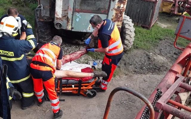 Hasiči v pátek odpoledne zachránili muže, kterého vtáhl zemědělský stroj. Na místě zasahoval také vrtulník