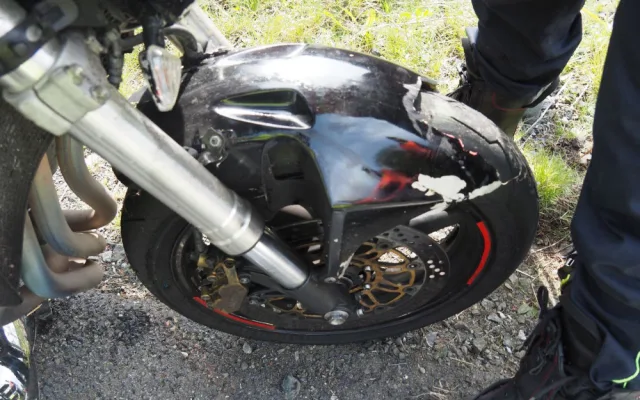 Na Červenohorském sedle se zranil motorkář. Zasahoval vrtulník, silnice musela být uzavřena