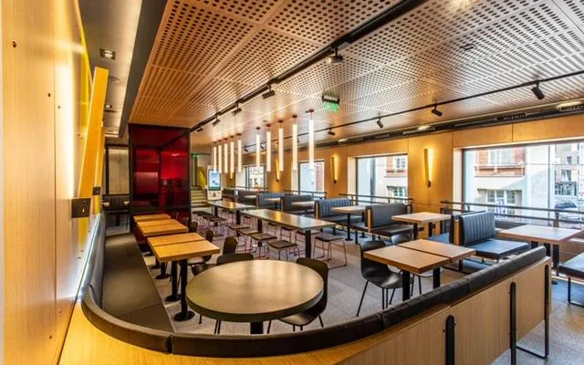 FOTO: Nový McDonald's v Olomouci. Podívejte se, jak vypadá restaurace s unikátním designem