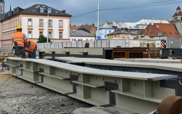 FOTO: K mostu na Masarykově třídě se z Itálie začaly dovážet kovové konstrukce