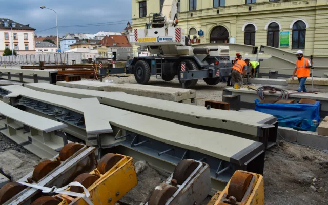FOTO: K mostu na Masarykově třídě se z Itálie začaly dovážet kovové konstrukce