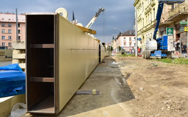 FOTO: K mostu na Masarykově třídě se z Itálie začaly dovážet kovové konstrukce