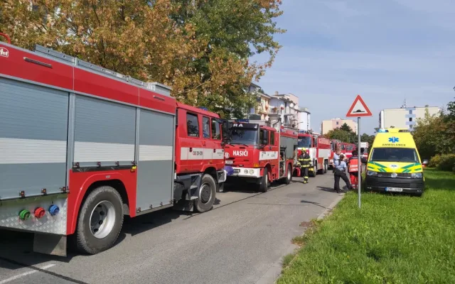FOTO: Výbuch v mohelnickém bytě způsobila varna drog. Nájemník se pak ukryl do sklepa