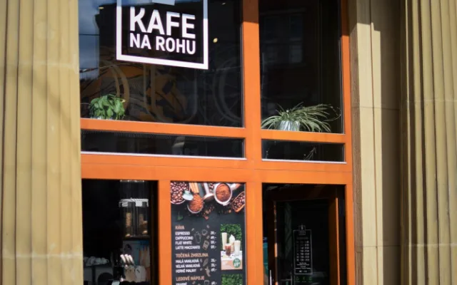 Excelentní káva pod velkoplošnou malbou. Na Náměstí hrdinů otevřela nová stylová kavárna Na rohu