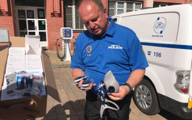 Olomoucká městská policie dostala nanomasky. Putují také do hospice na Svatém Kopečku