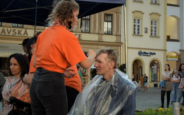 Třídenní sbírka na podporu tělesně postižených bude mít letos bohatý program. Hrát se bude až do čtvrtka
