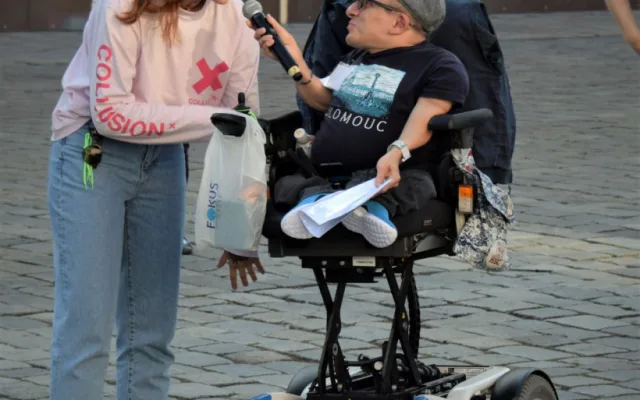 Třídenní sbírka na podporu tělesně postižených bude mít letos bohatý program. Hrát se bude až do čtvrtka
