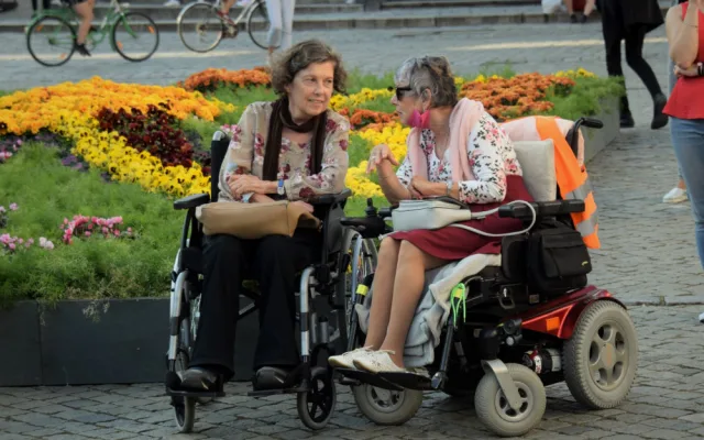 Třídenní sbírka na podporu tělesně postižených bude mít letos bohatý program. Hrát se bude až do čtvrtka