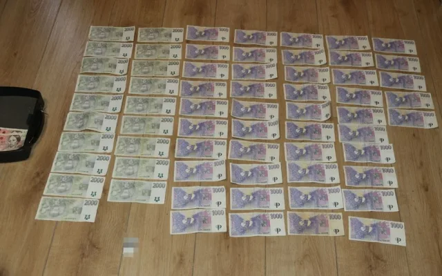 FOTO: Policie zadržela dva výrobce drog, u jednoho našla navíc zbraně