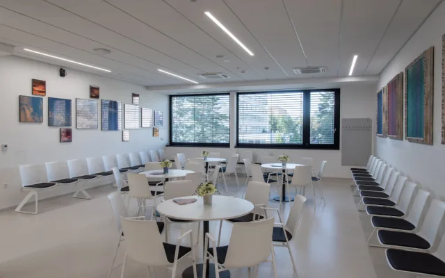 Umění vkusně doplňuje moderní architekturu nové budovy hemato-onkologické kliniky.