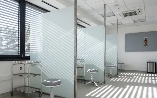 Umění vkusně doplňuje moderní architekturu nové budovy hemato-onkologické kliniky.