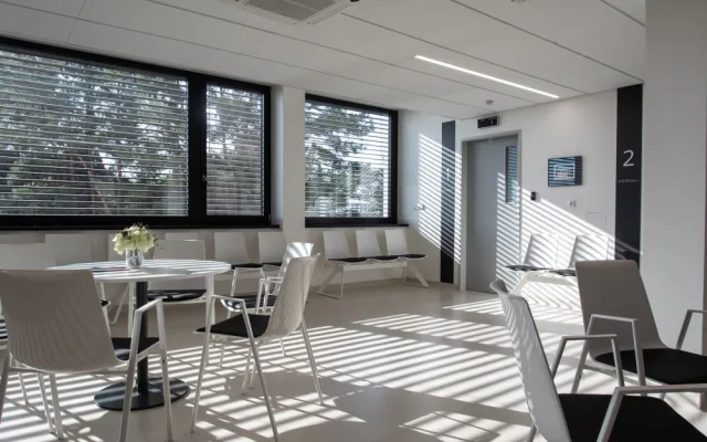 Umění vkusně doplňuje moderní architekturu nové budovy hemato-onkologické kliniky.