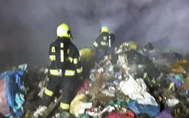 Noční požár skládky. Náročný zásah hasičům ztěžoval hustý déšť