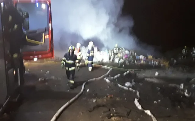 Noční požár skládky. Náročný zásah hasičům ztěžoval hustý déšť