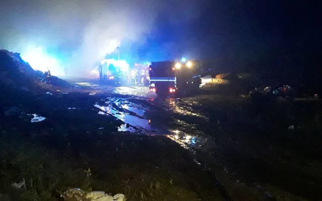 Noční požár skládky. Náročný zásah hasičům ztěžoval hustý déšť