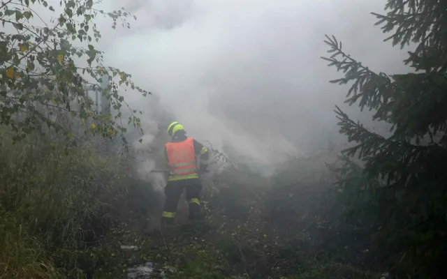 U požáru štěpky od včerejška zasahuje pět hasičských jednotek. Materiál stále doutná