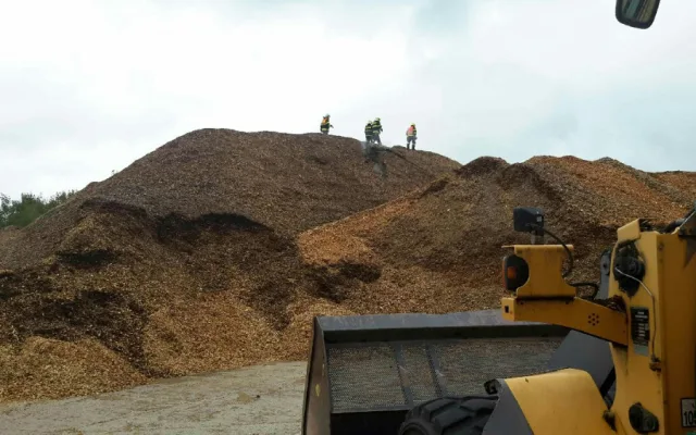 U požáru štěpky od včerejška zasahuje pět hasičských jednotek. Materiál stále doutná