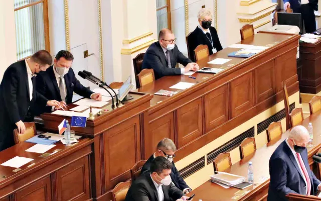Vláda schválila nouzový stav. Začne platit od pondělí