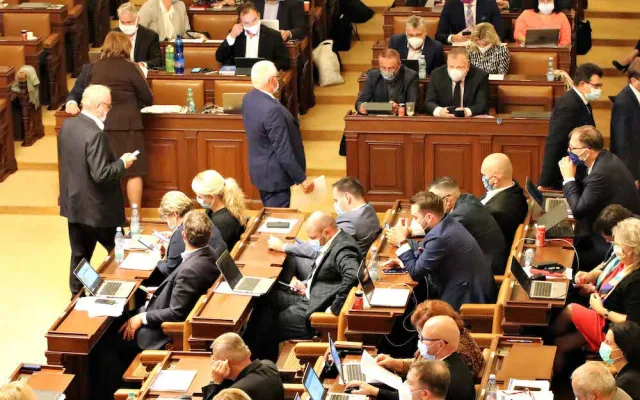 Vláda schválila nouzový stav. Začne platit od pondělí
