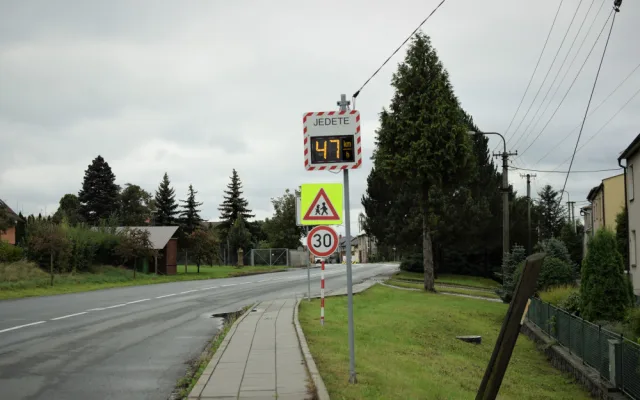 FOTO: Obyvatelé Droždína se dočkali úpravy přechodu na rušné křižovatce. Kraj čeká na povolení k výstavbě kruhového objezdu